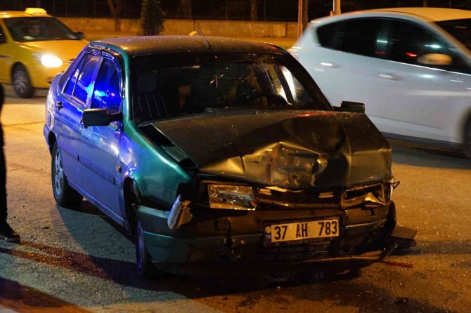 Kastamonu’da Kavşakta İki Otomobil Çarpıştı: 3 Yaralı