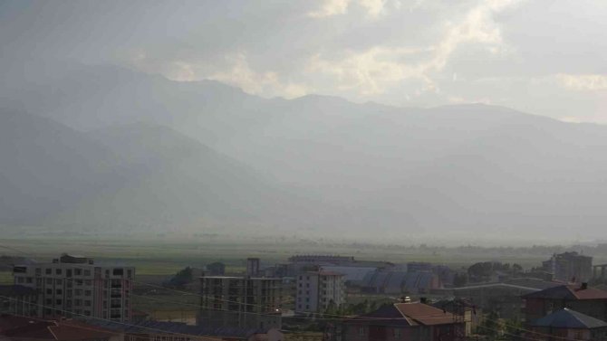 Yüksekova’nın Yüksek Kesimlerinde Toz Bulutu Etkili Oldu