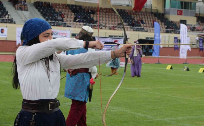 Erzincan’da Düzenlenen Geleneksel Okçuluk Türkiye Şampiyonası Renkli Görüntülere Sahne Oldu