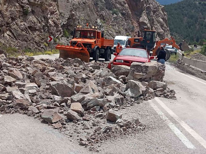 Yamaçtan Kopan Kayalar Karayoluna Düştü, Bir Otomobil Faciadan Saniyelerle Kurtuldu