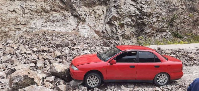 Yamaçtan Kopan Kayalar Karayoluna Düştü, Bir Otomobil Faciadan Saniyelerle Kurtuldu