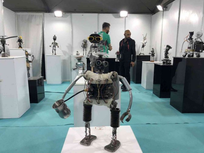 Atıklar Sanat Eseri Robotlara Dönüştü