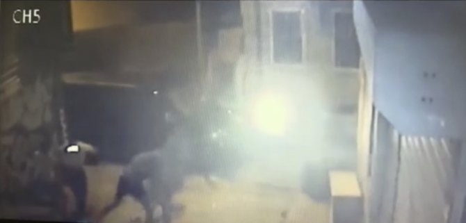 Galata’da Akıl Almaz Kavga Kamerada: Alçılı Kolla Ve Falçatayla Saldırıp, Kulağından Isırdı