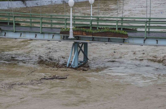 Sağanak Yağış Taşköprü’de Irmak Ve Derelerin Su Seviyesini Yükseltti