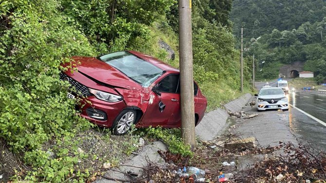 Yağışlı Havada Kontrolden Çıkan Otomobil Ormanlık Alana Girdi