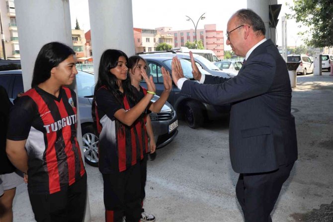 Başkan Akın Hentbol Takımını Antalya’ya Uğurladı