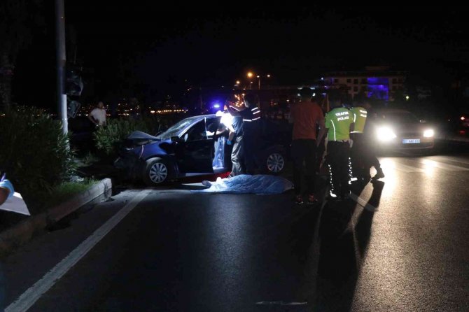 Sinyalizasyon Direğine Çarpan Otomobil Sürücüsü Hayatını Kaybetti
