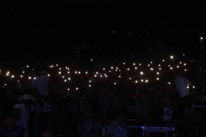 Tatvan’da 8 Bin Kişi Koma Se Bıra Konserinde Doyasıya Eğlendi