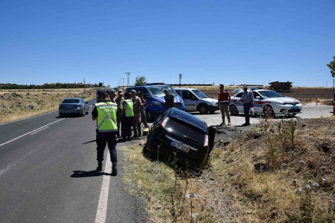 Menfeze Çarpan Otomobildeki 3 Kişi Yaralandı