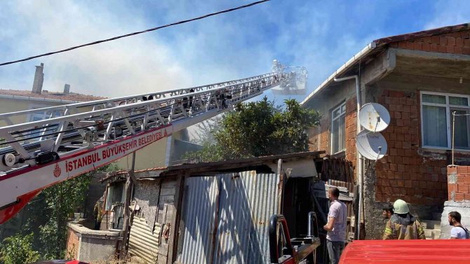 Maltepe’de Gecekondu Yangını: Mahalleli Sokağa Döküldü