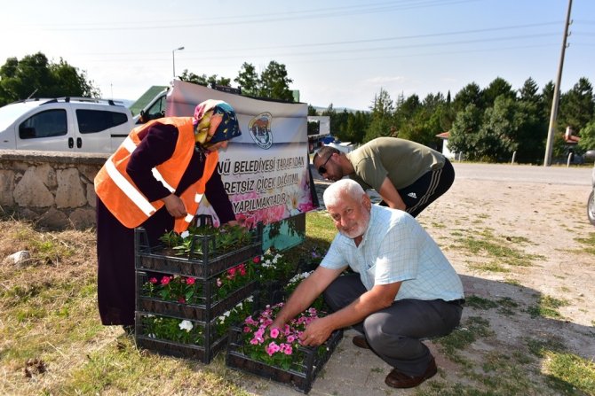 İ̇nönü Belediyesi Mezarlıklarda Çiçek Dağıttı