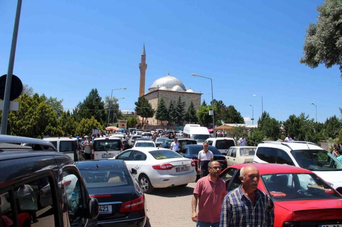 Abdulvahabi Gazi Camii’nde Arife Cuması Yoğunluğu