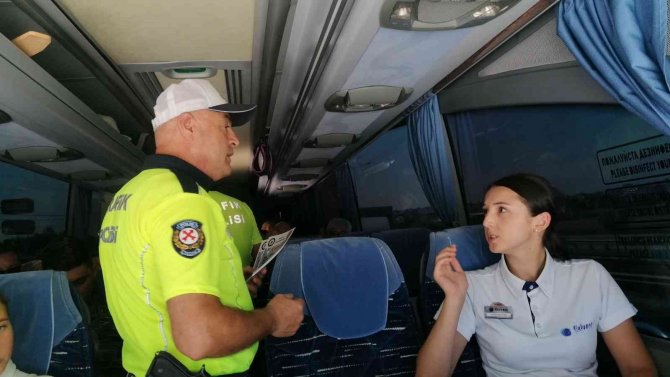 Polisin Tur Otobüslerinde Bilgilendirme Çabası Rehbere Takıldı