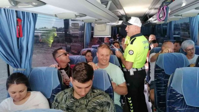 Polisin Tur Otobüslerinde Bilgilendirme Çabası Rehbere Takıldı