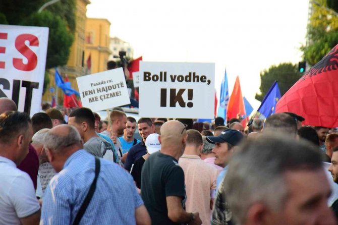 Arnavutluk’ta Hükümet Karşıtı Protesto