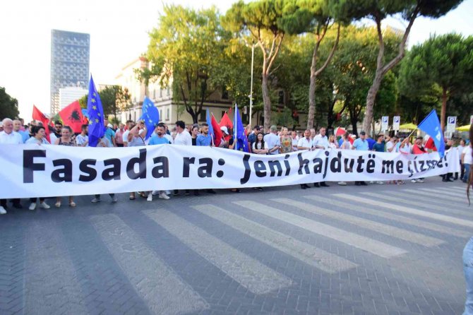 Arnavutluk’ta Hükümet Karşıtı Protesto