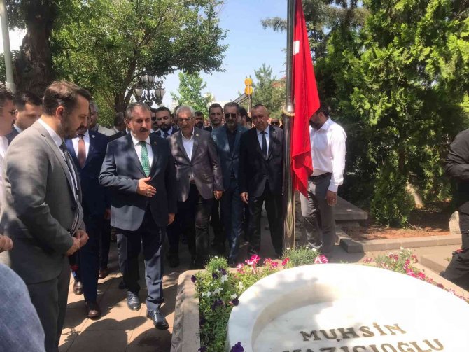 Bbp Genel Başkanı Destici, Yazıcıoğlu’nun Kabrini Ziyaret Etti