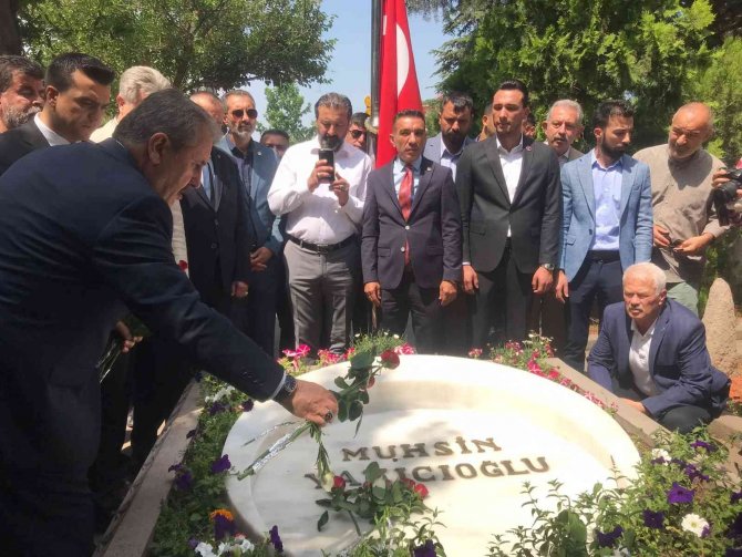 Bbp Genel Başkanı Destici, Yazıcıoğlu’nun Kabrini Ziyaret Etti