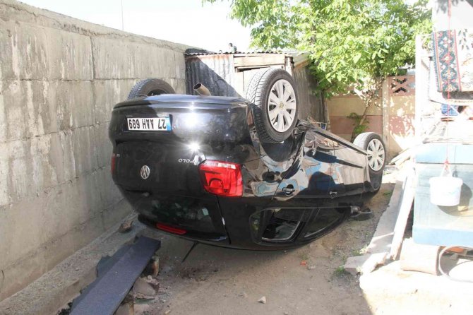 Elazığ’da Otomobil Bahçeye Uçup Ters Döndü: 4 Yaralı