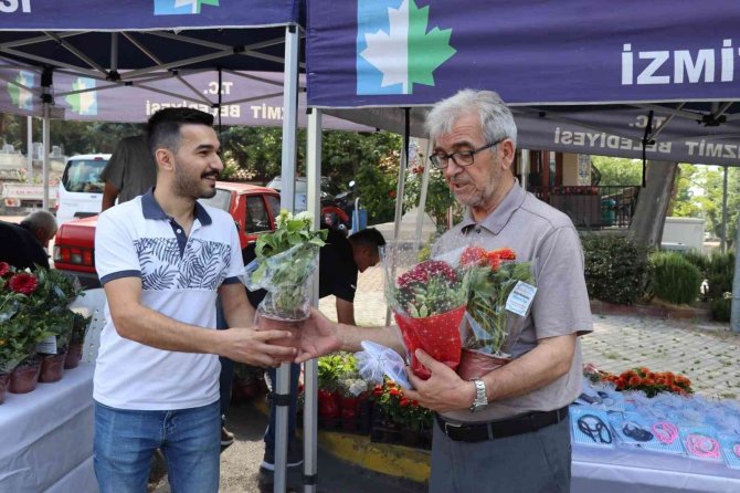 İ̇zmit Belediyesi Mezarlıkları Ziyaret Eden Vatandaşlara Çiçek Ve Cüz Dağıttı