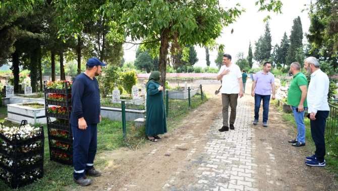 Kartepe Belediyesi Arefe Gününde Mezarlıklara 58 Bin Çiçek Dağıttı