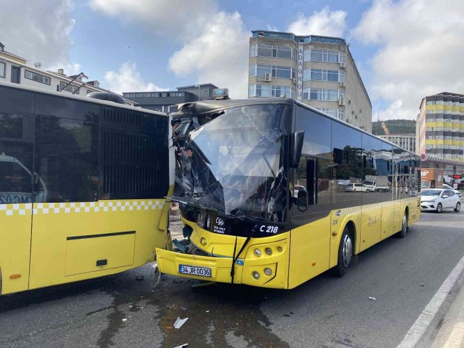 Ataşehir’de 2 İ̇ett Otobüsü Birbirine Girdi: 1 Yaralı