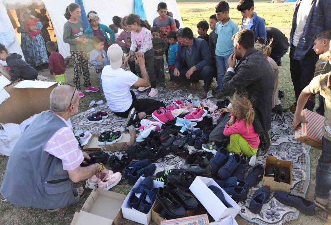 Köy Çocuklarına Bayramlık Ayakkabı