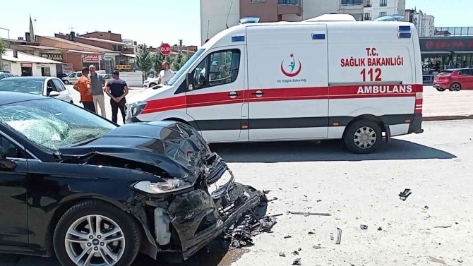 Üç Aracın Karıştığı Kazada 2 Kişi Yaralandı