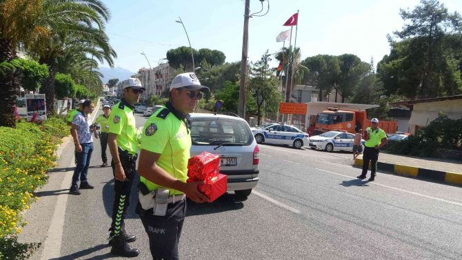 Trafik Polisleri Marmaris’te Hem Uyardı, Hem Çikolata Dağıttı