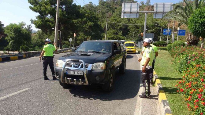 Trafik Polisleri Marmaris’te Hem Uyardı, Hem Çikolata Dağıttı