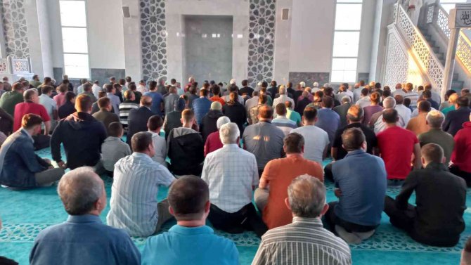 Afyonkarahisar’da Vatandaşlar Bayram Namazı İçin Camileri Doldurdu