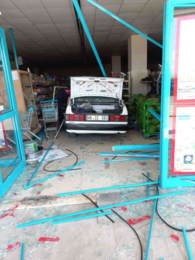 Kontrolden Çıkan Otomobil Markete Daldı: 2 Yaralı