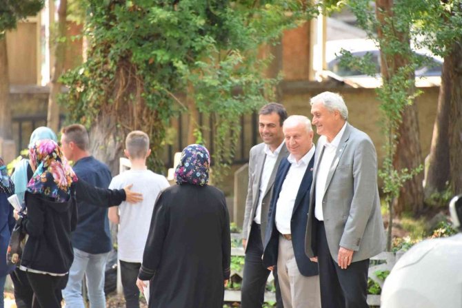 Başkan Bakkalcıoğlu, Mezarlık Ziyaretine Gelen Vatandaşların Bayramını Kutladı