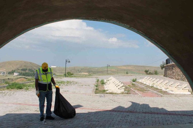 Bayburt Belediyesi Mezarlıkları Bayram İçin Temizledi