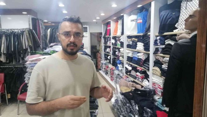 Antalya’da Turistin Butikten Kıyafet Hırsızlığı Kameraya Yansıdı