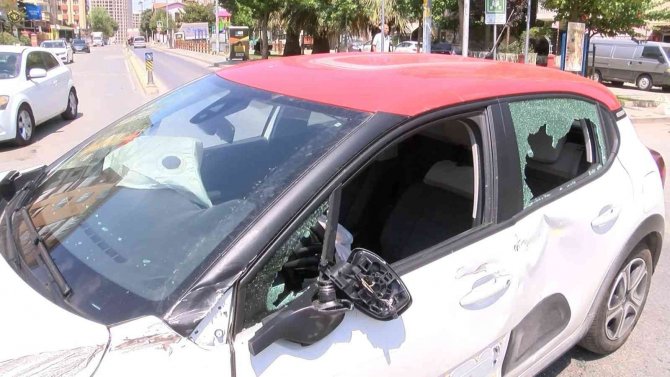 Kadıköy’de İ̇ett Otobüsü İle Otomobil Çarpıştı: 3 Yaralı
