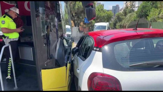 Kadıköy’de İ̇ett Otobüsü İle Otomobil Çarpıştı: 3 Yaralı
