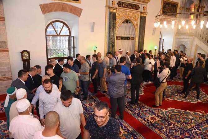 Paşa Camii’nde Binlerce Kişinin Katılımıyla Kurban Bayramı Namazı Kılındı