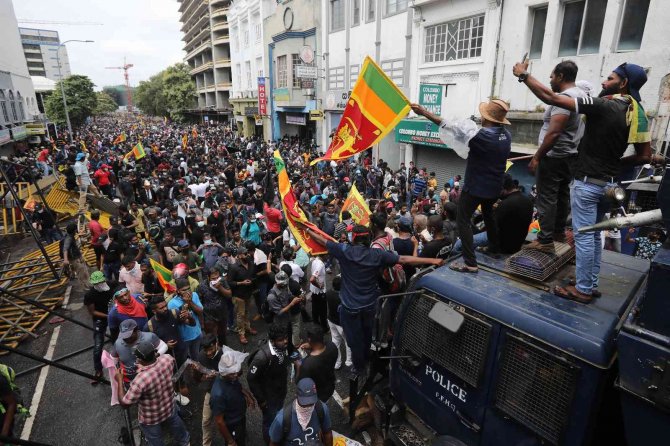 Sri Lanka’da Protestocular Başkanlık Konutunu Bastı