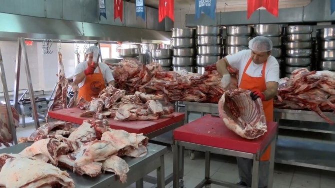 Üsküdar’da İhtiyaç Sahiplerine 50 Ton Kurban Eti Dağıtıldı