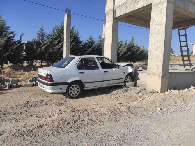 Otomobil Nizamiye Duvarına Çarptı: 1 Yaralı
