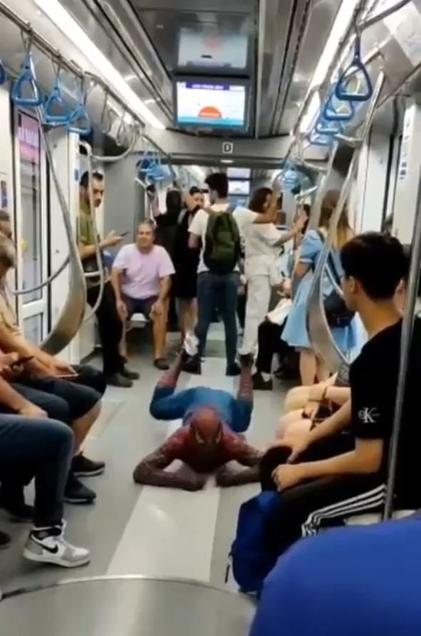 Antalya’da Acemi Örümcek Adam’ın Tramvaydaki Gösterisi Yolcuları Gülme Krizine Soktu