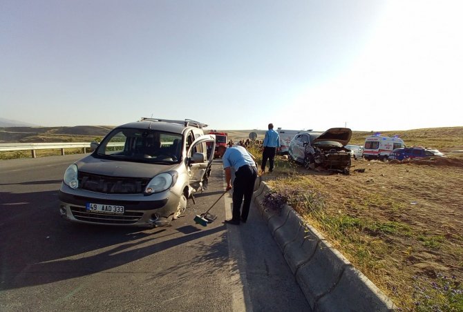 Tatvan’da Trafik Kazası: 5 Yaralı