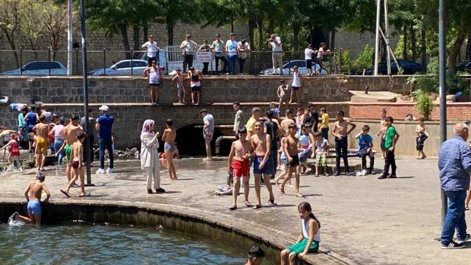43 Dereceyi Gören Diyarbakır’da Çocuklar Süs Havuzuna Koştu