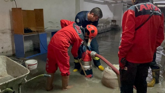 Sağanak Yağış Sonrası Apartman Garajına Biriken 50 Ton Su Tahliye Edildi