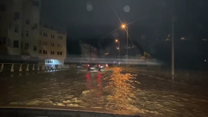 Karabük’te Caddeler Göle Döndü, Dükkanları Ve Apartman Girişlerini Su Bastı