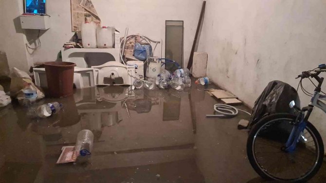Karabük’te Caddeler Göle Döndü, Dükkanları Ve Apartman Girişlerini Su Bastı