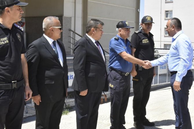 Vali Soytürk Mehmetçik Ve Polis İle Bayramlaştı