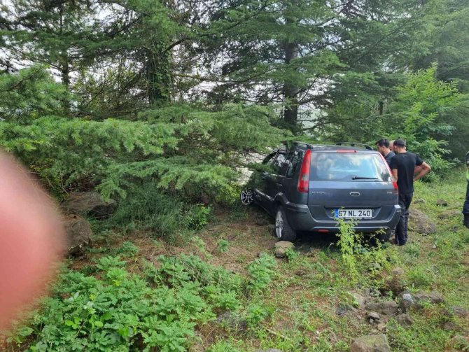 Yoldan Çıkan Otomobil Ağaca Çarpttı: 2’si Çocuk 7 Yaralı