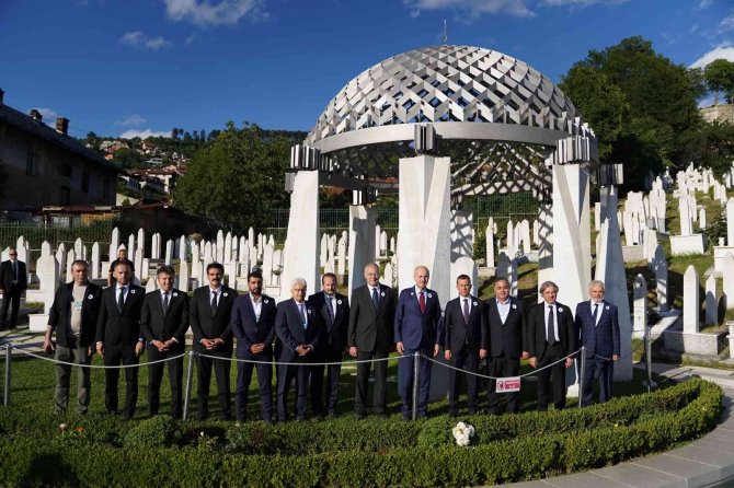 Ak Parti Genel Başkanvekili Kurtulmuş, Kovaçi Şehitliği’ni Ziyaret Etti